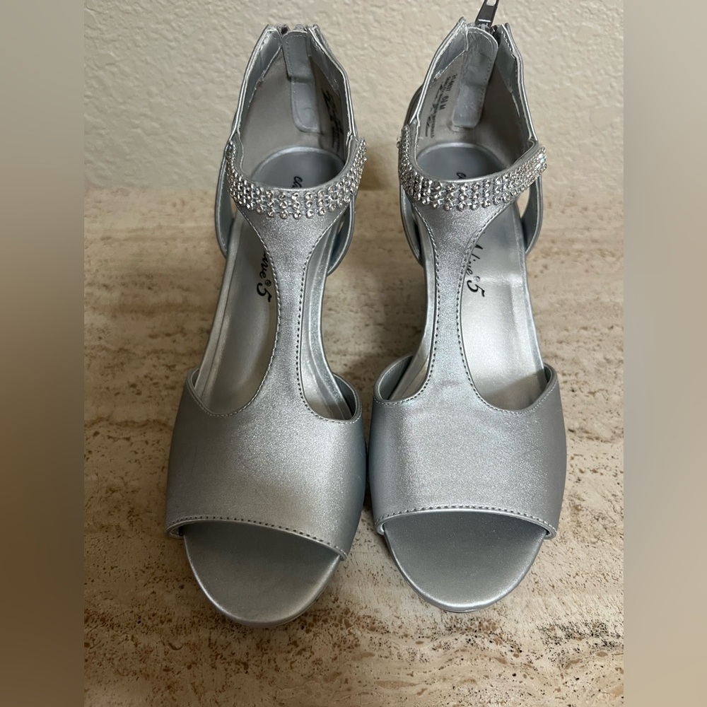 Easy Street Silver Slip-On Dance Shoes Size 6.5M.